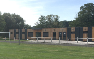 Vestiaires sportifs en construction modulaire à Arches