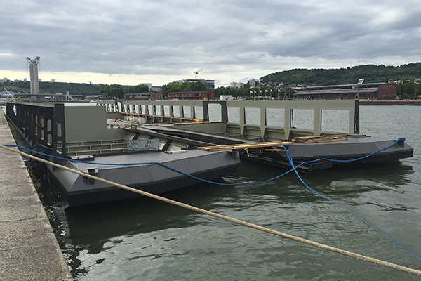 Les 2 barges qui accueilleront les modules de l'hôtel flottant