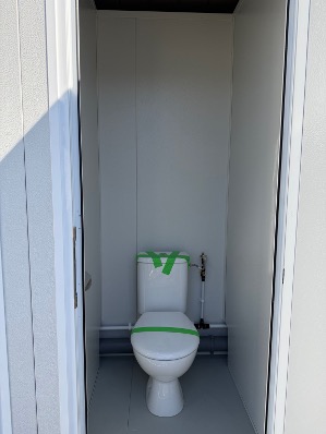 WC à l'anglaise dans chaque cabine