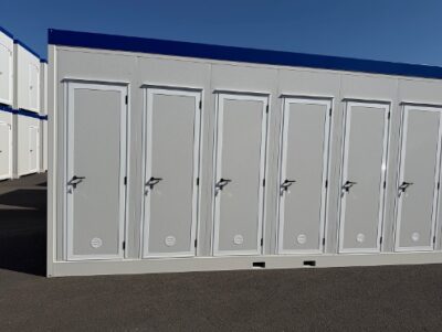 6 cabines équipées de WC