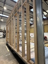 montants en bois associés à la structure métallique du module